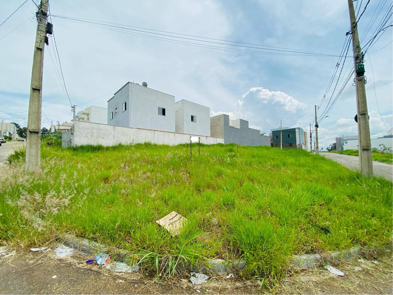 Lote de esquina a venda no Parque Real